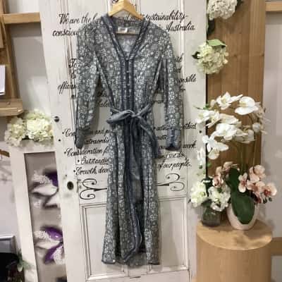 Piper Brand! NWOT BUTTON UP DETAILED MAXI DRESS W/ ATTACHED THICK WAIST SASH! Womens  Size 8 Long Sleeve Dress / Maxi Dress Floral / Grey / Pattern 