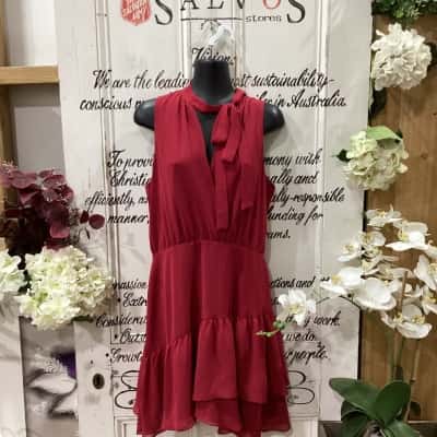 Cue Brand! BNWT RRP $265.00!! GORGEOUS LUXURY QUALITY DRESS! FRONT PANEL CROSSOVER CUTOUT DETAIL W/ NECK TIE SASH DETAIL! Womens  Size 10 Casual Dress / Midi Dress / Sleeveless Dress  Red 