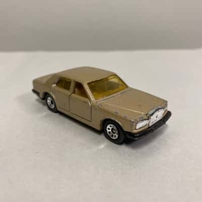 24 Vintage Period Cars in 1983 Zeetoy Yellow Collector Case