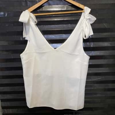 Belle & Bloom  Size L White Top
