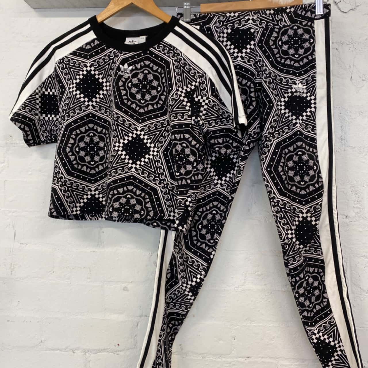 Black \u0026 White patterned cropped tee 
