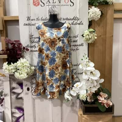 GIRL AND THECSUN BRAND!  Womens  Size M Floral Dress Pattern! STUNNING DRESS WITH RUFFLE HEM AND TIE ACROSS THE BACK! GREAT FOR DRESSING UP OR DOWN! 