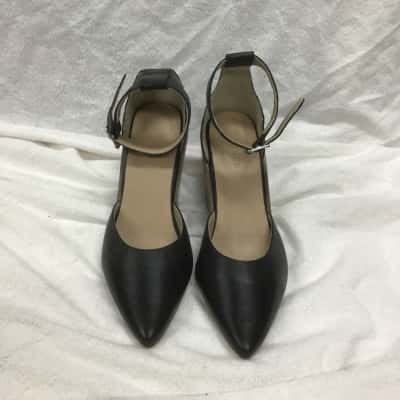 Trenery Womens  Size 38 Black Shoe