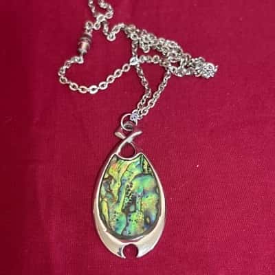  Women's Tear Drop- Shaped Pendant Necklace  featuring an Abalone  Inlay Silver Tone 