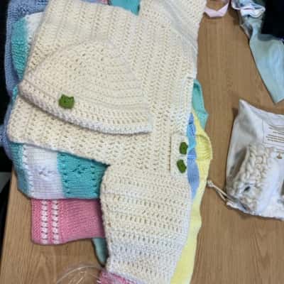 Handknitted baby clothing 7 peices plus booties and bonnets