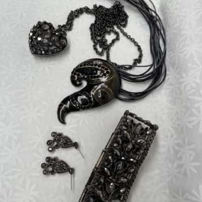  Women's jewellery bundle 