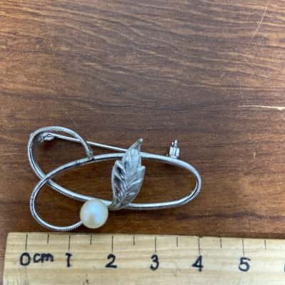 Pretty silver toned brooch