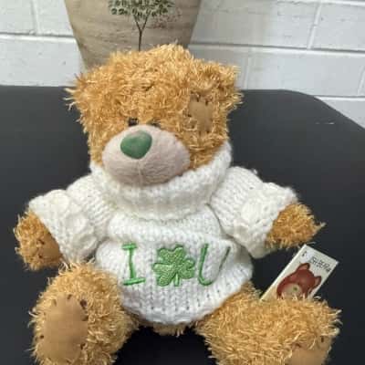 Irish Softies teddy bear wearing a white knitted sweater with an "I [Clover Leaf] U" design. (B4)