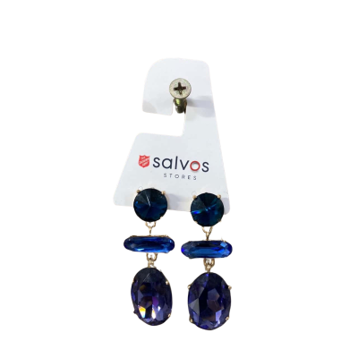 Costume jewellery - pair of stud earrings 