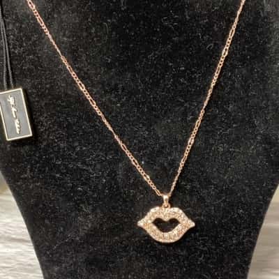 The fifth Avenue collection rose gold lips necklace new 