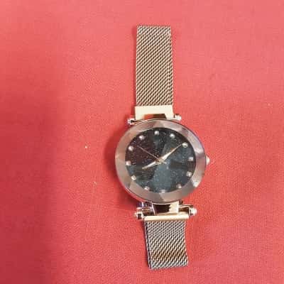 Rose gold toned magnetic starry sky quartz wrist watch