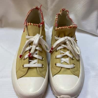 Converse Unisex  Size 8 men’s / 9.5 Women’s Beige / White 