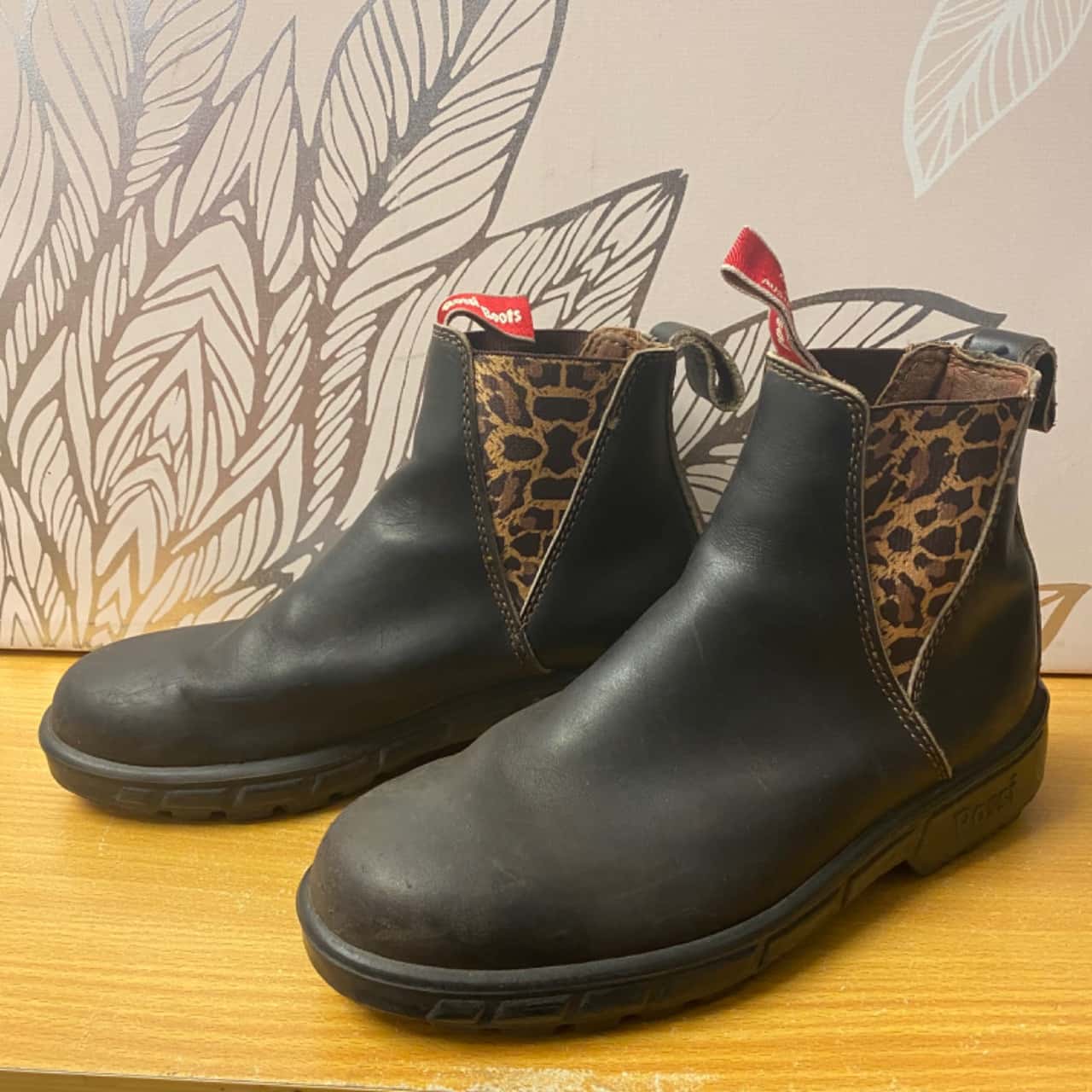 Rossi Women’s Elastic Side Boot size 8 1/2(s)