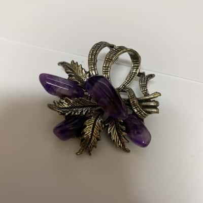 Vintage Silver Tone Brooch Featuring Polished Purple Amethyst coloured stone and textured Leaf details