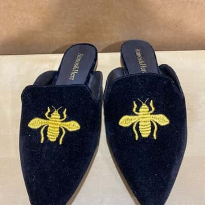 Atmos & Here  Womens Bee  Size 39 Flats Black  