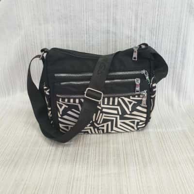 Yuesite Shou Dai/ Black & White Front Detail /Multi-Zip Pocket /Crossbody /Shoulder /Handbag 