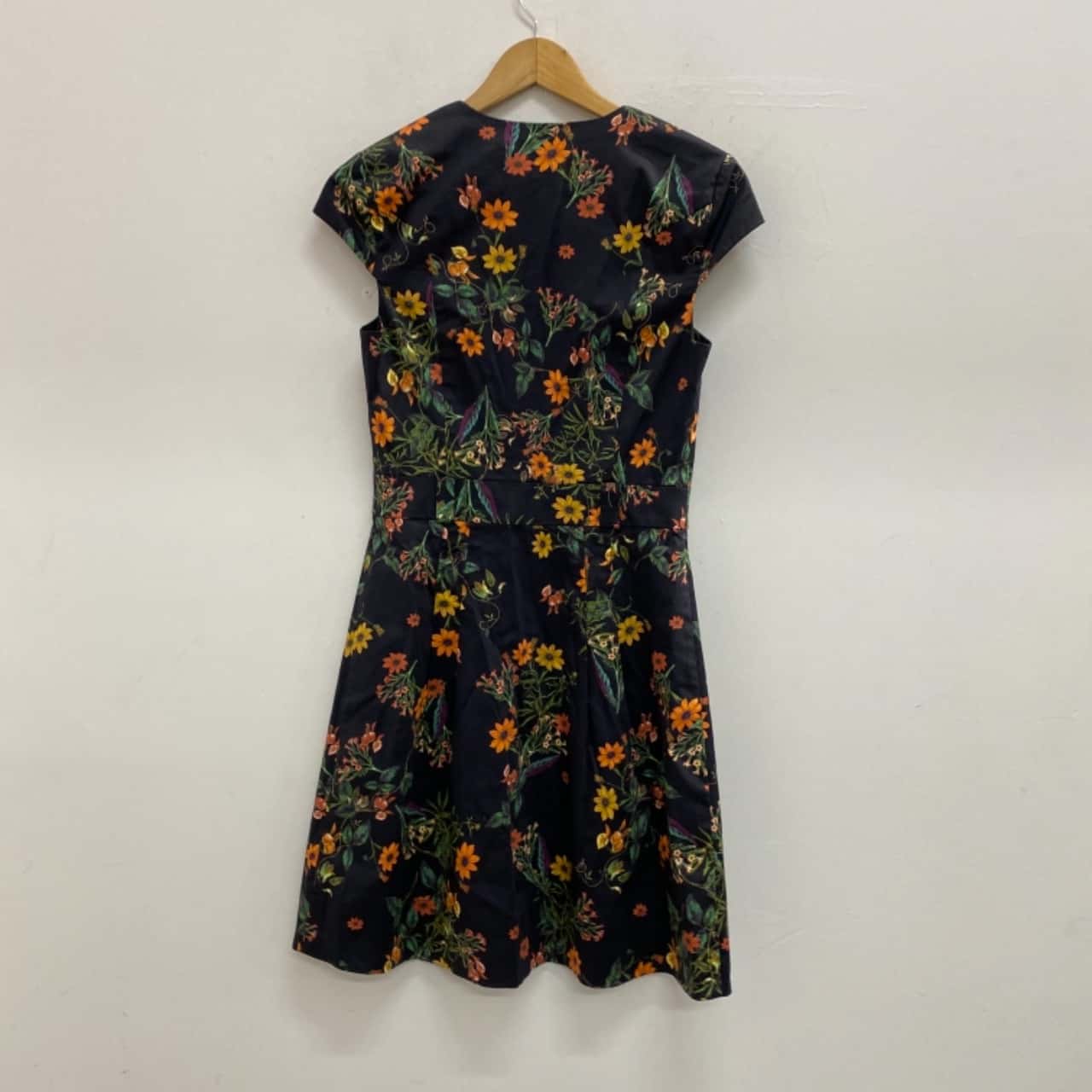 Cue Womens Size 8 Floral Dress Black / Floral missing belt (s)
