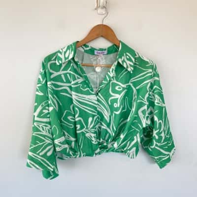 Showpo 8 Birdies Clarrie Green White 3/4 Sleeve Crop Top Size L 
