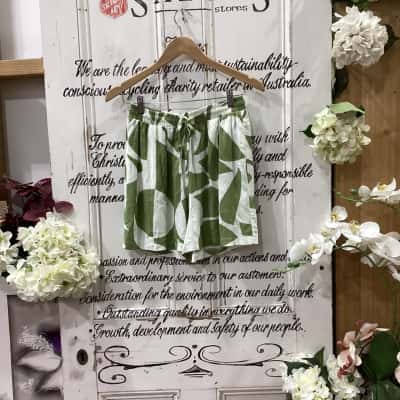 BILLY J BRAND! Womens  Size 8 Shorts Green / Pattern / White! BEAUTIFUL LIGHTWEIGHT SHORTS! PERFECT FOR SPRING AND SUMMER! SHORTS OFFER A DRAW STRING WAIST AND POCKETS! 
