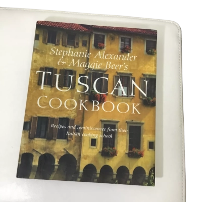 VIKING Stephanie Alexander & Maggie Beer's TUSCAN COOKBOOK. 40 X 29 CM. Multicoloured