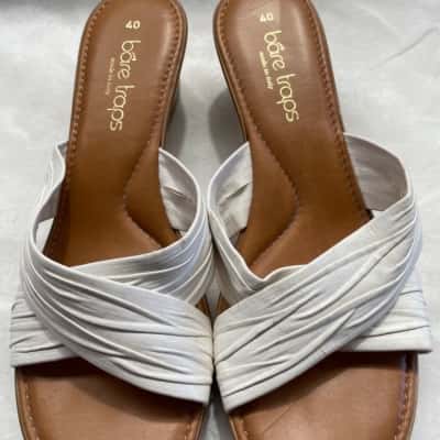 Bare traps Womens  Size 40 Flats Brown / White 