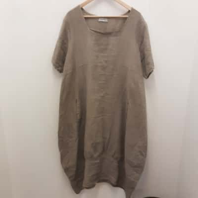 Ridley Women’s Size L deep cream cotton blend jumper featuring a soft open weave knit design. Lightweight and comfortable, this stylish jumper offers a relaxed fit with a beautiful textured finish, perfect for layering over casual outfits or adding a