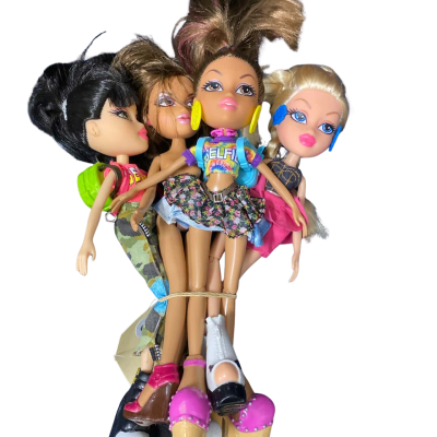 Bratz fashion dolls. Selfie snaps. Group of 4.
