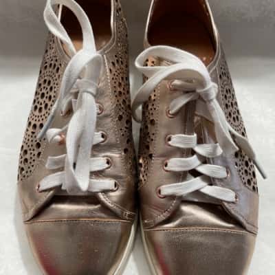 Hobbs Women’s Size 39 Sneakers Gold 