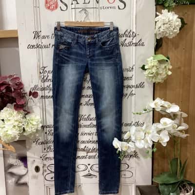 GUESS PREMIUM BRAND! Womens  Size 27 Low Rise Jeans Blue! LOW RISE STRAIGHT LEG JEANS WITH METAL DETAILS ON BACK POCKETS! 