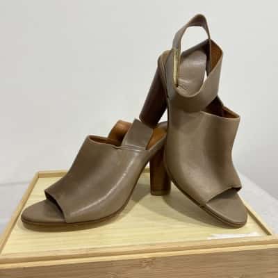 Jigsaw Womens  Size 41 Heels Taupe