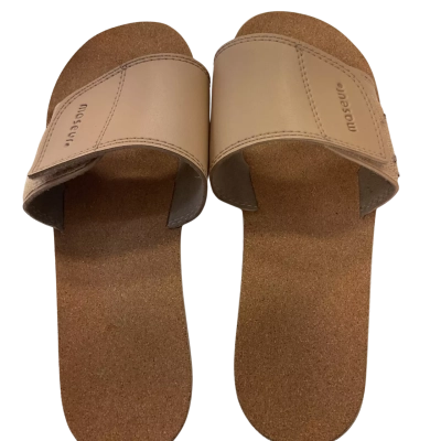  Maseur   Size 9  Beige thongs 
