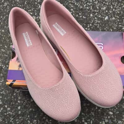 Skechers Womens  Size 10 slip on Sneakers Pink  