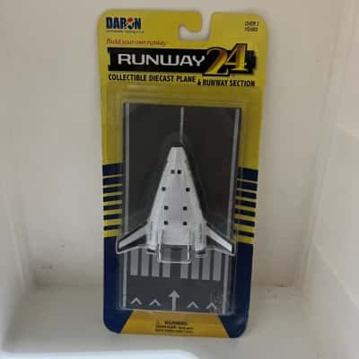 Runway 24 Diecast Collectable Plane and Runway Section