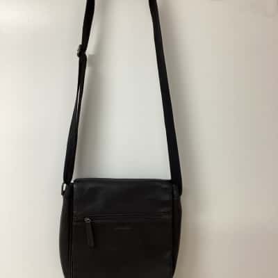  Unisex Black leather crossbody bag by Enzorossi