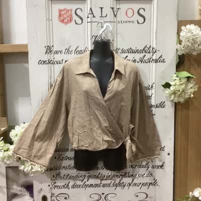 Rachel Zoe Brand! NWOT SEASHELL ACCENTED CUFF & HEMLINE WRAP CROPPED SHIRT COLLAR SHIRT! Womens  Size M Cropped Top / Long Sleeve Top Beige 