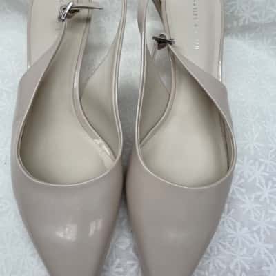 Charles & Keith Womens  Size 40 Flats Cream 