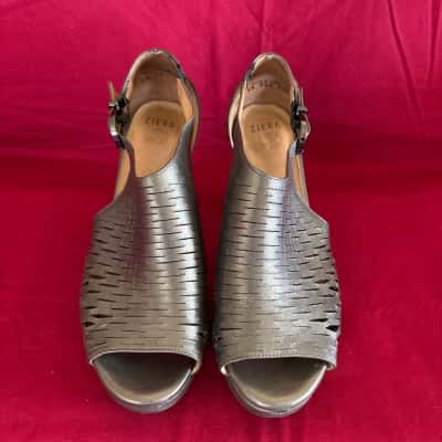 Ziera Women's  Size 40 Low Heels Silver Metallic 