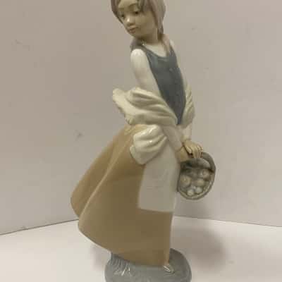 Girl with basket porcelain figure - Nao by Lladro