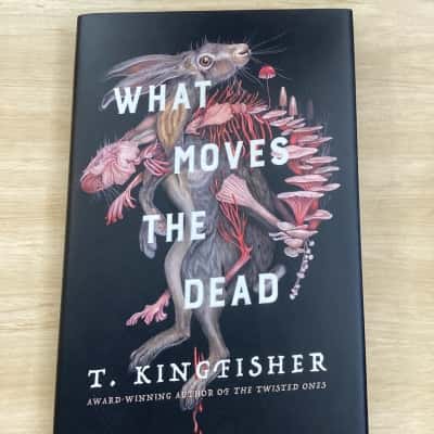 What moves the dead, T. Kingfisher 