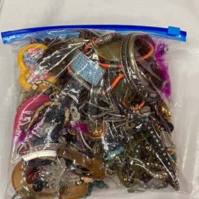1kg bag of costume jewellery/ beads for crafting (C)