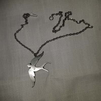 Tennesmed Sweden Metal Swallow Pendant & Chain.