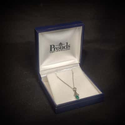 Beautiful 42cm Silver Chain Necklace With Green Onyx Celtic Drop In Presentation Box
