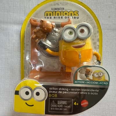 Mattel Minions: The Rise of Gru Action Striking Bob Figure.The figure is approximately 4 inches tall and comes in Kung Fu gear with his teddy bear, Tim, and a golden gong(B22)