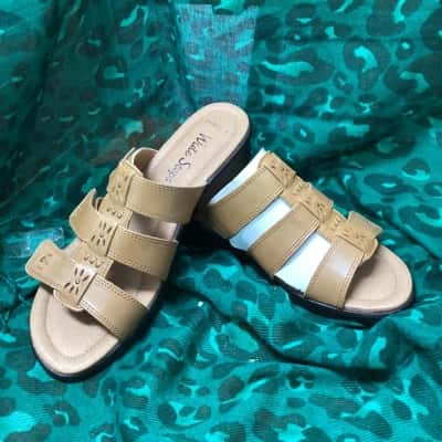 Wide Steps Size 39 Tan Sandals 