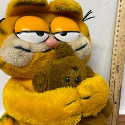 30cm Garfield car hugging Pooky bear 1978-1981 by Dakin