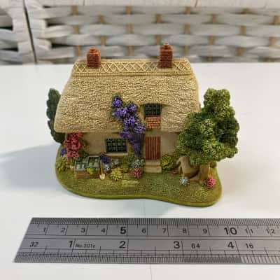 Lilliput Lane THE OLD DOG AND BONE