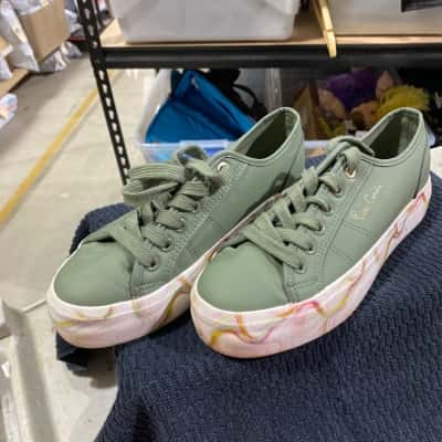 Pierre Cardin Lille Sneakers  Womens  Size 3 Olive / White 