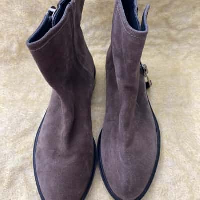 Stuart Weitzman Womens  Size 37 Boots Brown 