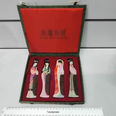 'Gong Shu Ming Bi' Boxed Chinese Comb Set Vintage PreOwned 