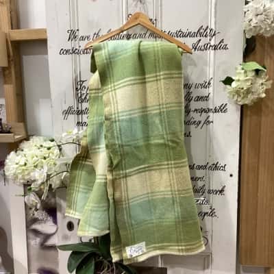 VINTAGE COLLECTORS 100% PURE WOOL BLANKET! ONKAPARINGA BRAND! OLIVE GREEN TONED PLAID CHECKED PATTERNED! 